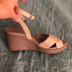 Gently used Women’s Leigh II Crocs size 8